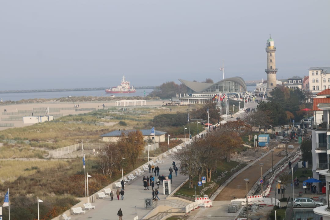 Blick zum Leuchtturm Hotel Neptun
