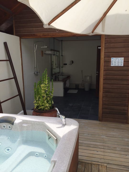 Jacuzzi Beach Villa offenes Bad Meeru Maldives Resort Island