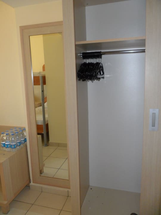 Schrank mit Platz Hotel Süral Garden