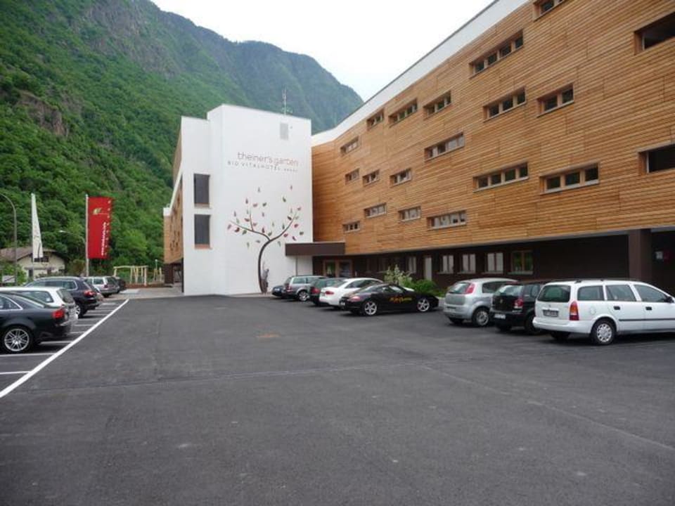 Nordseite mit Hoteleingang und Parkplatz Theiner's Garten Bio Vitalhotel