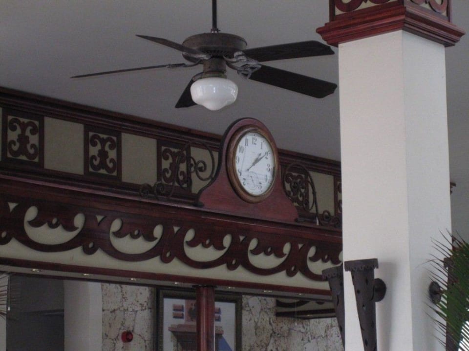 Die einzige Uhr im öffentlichen Bereich Hotel Riu Bambu