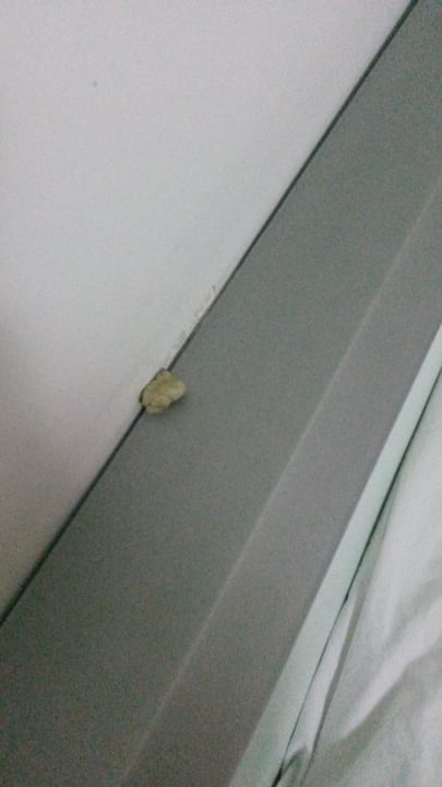 Kaugummi am Kopfende des Bettes Büyük Hotel