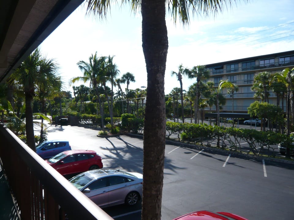 Parkplatz am Gebäude Best Western Hotel Naples Inn & Suites