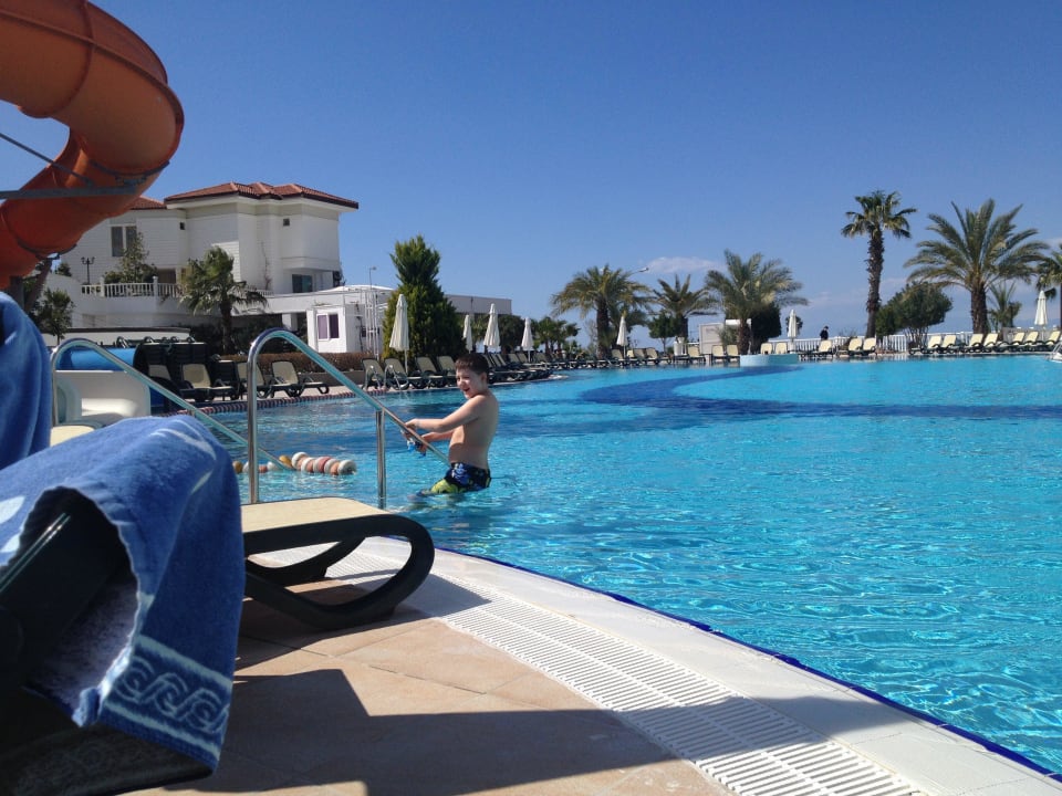 Der erste im Wasser, in der neuen Saison  Alba Queen Hotel