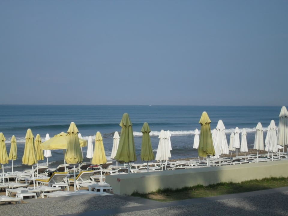 Schöner Sandstrand mit Liegen und Auflagen, Schirm Side Bay Hotel