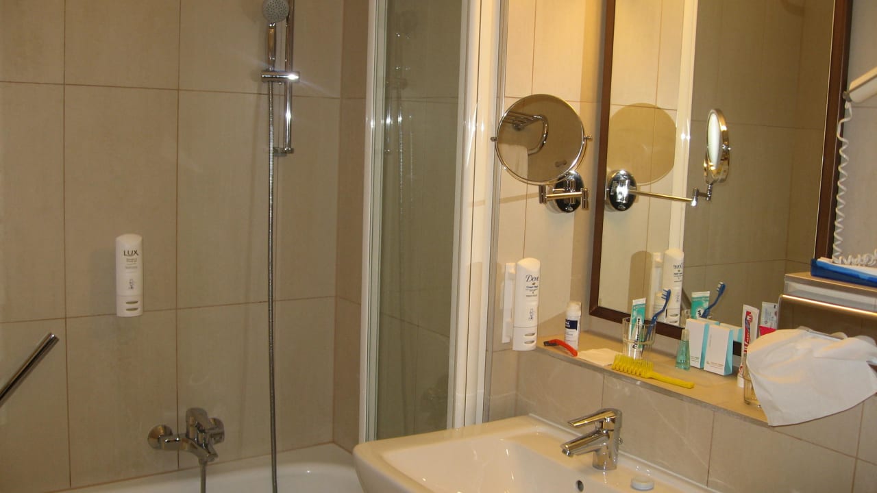 Bad von Zimmer Nr. 618 Hotel Rathauspark Wien, a member of Radisson Individuals