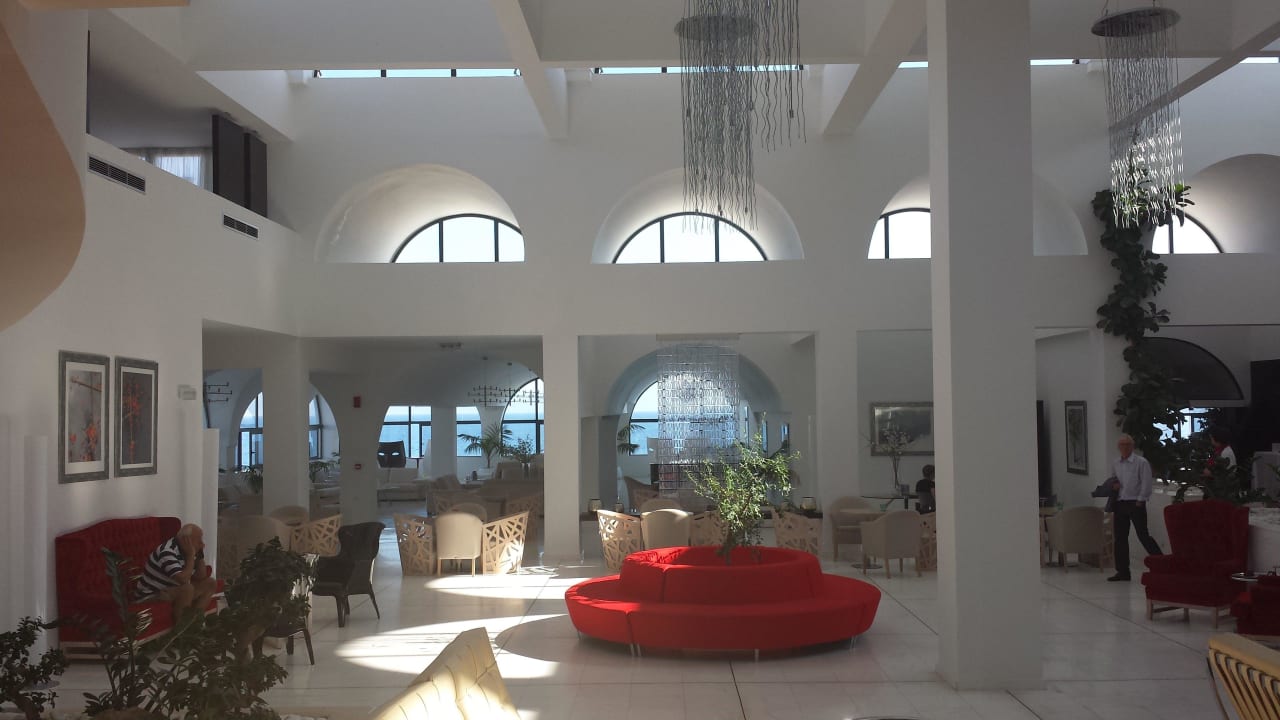 Blick in die Lobby, alle Gäste sind draussen! TUI BLUE Oceanis Beach and Spa Resort
