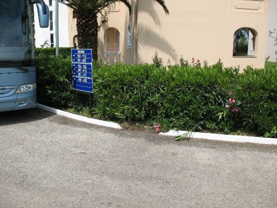 Defekte Wege Sandy Beach Resort