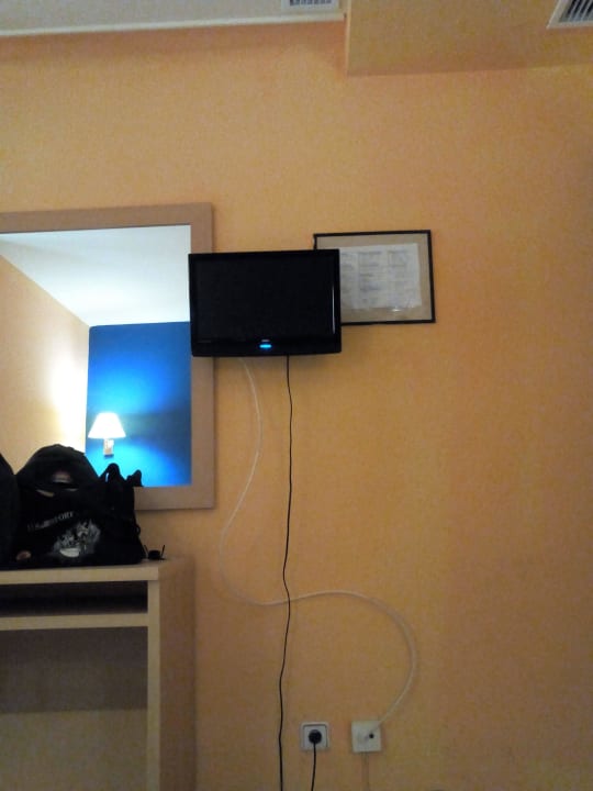 TV und Spiegel Hotel Festa Brava