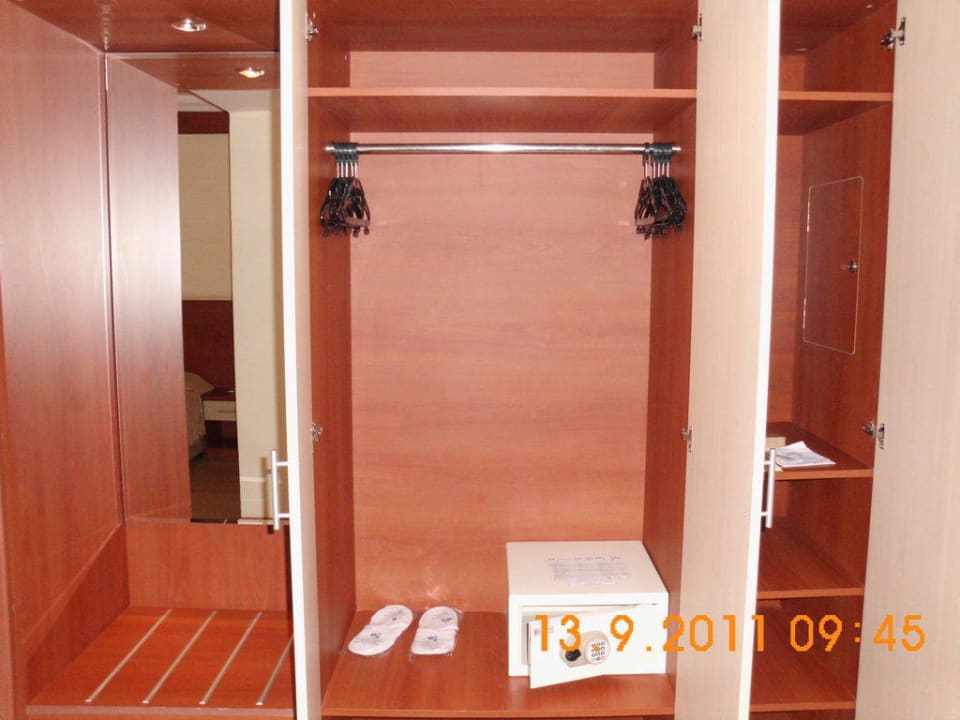 Schrank mit Safe ,Hausschuhe und Bügel Crystal Paraiso Aqua Collection