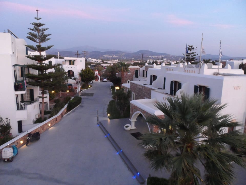 Einfahrt zum Hotel mit Eingangsbereich Naxos Resort Beach Hotel