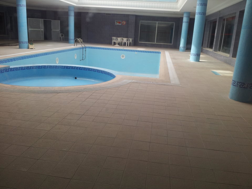 Basen kryty bez wody.. Hotel Les Pyramides