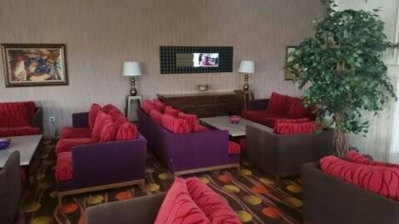 Bequeme Sitzgelegenheiten vor der Lobbybar Hotel Royal Garden Beach