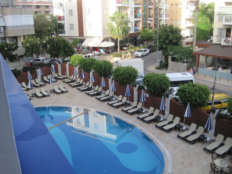 Der Pool von unserem Balkon aus.  Gardenia Hotel