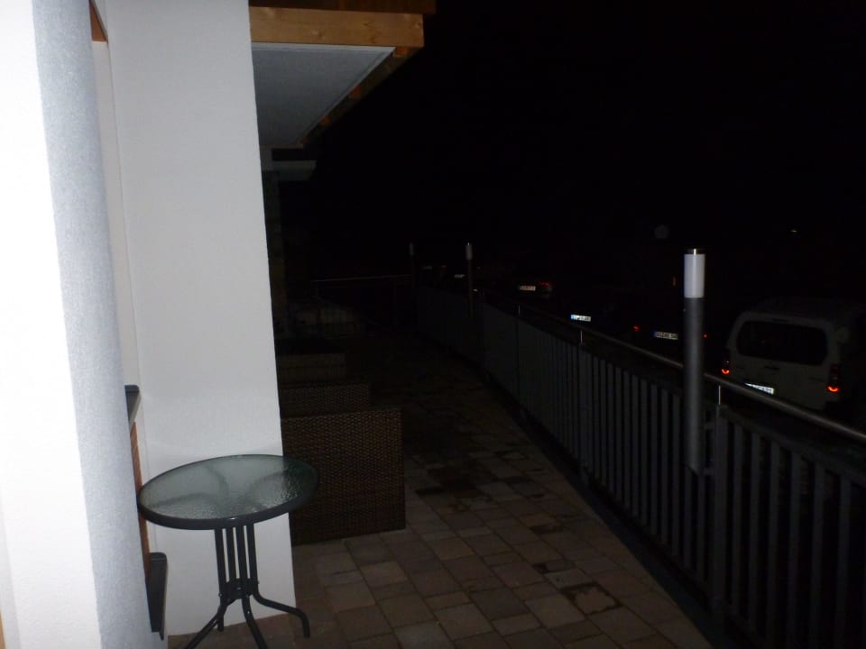 Winter 2012: Hier sitzen oft die Raucher Hotel Lukas