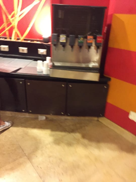 Gläser reichen nicht für ein 50% gebuchtes Hotel Hotel Mercure Hurghada