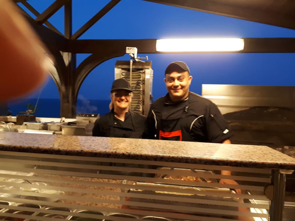 Zwei der Mitarbeiter am Außengrill Hotel Kalithea Horizon Royal