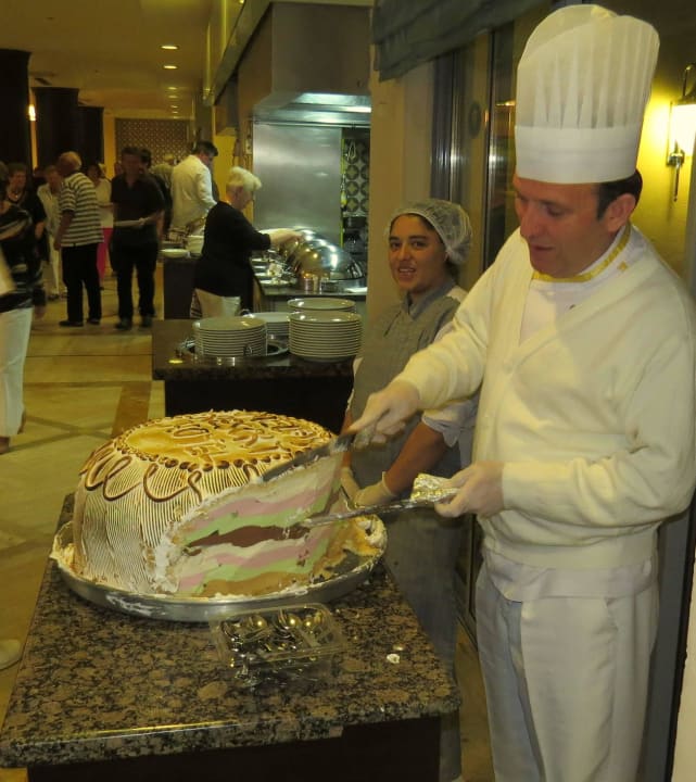 Eistorte wird serviert Melas Resort Hotel