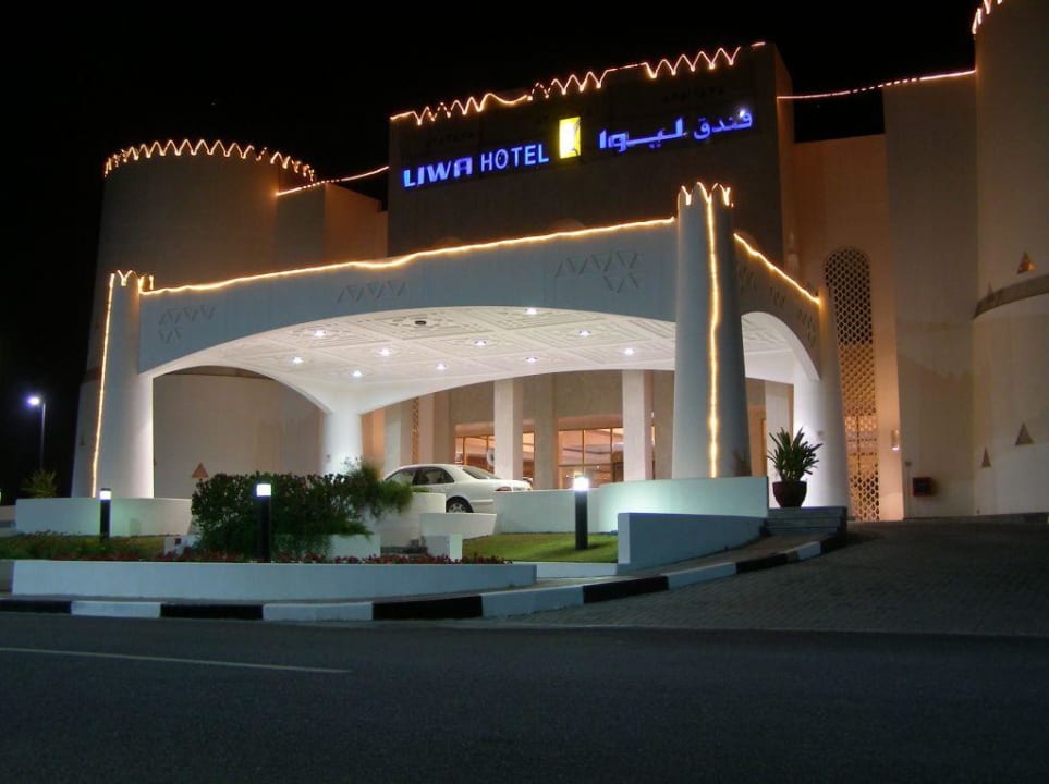 Eingangsbereich am Abend Liwa Hotel