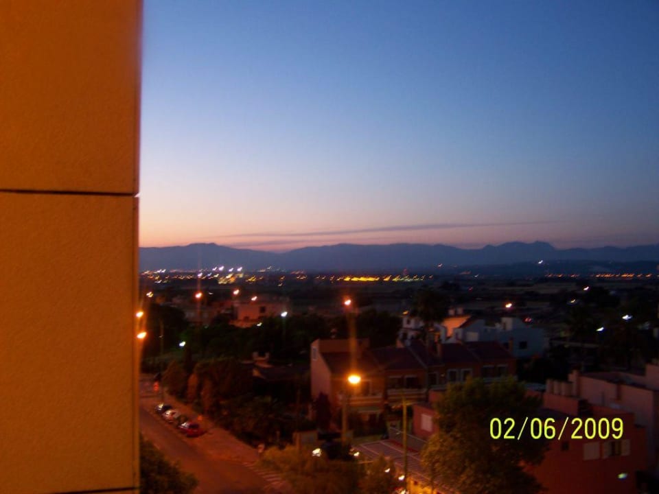 Ausblick vom Balkon auf den Flughafen. Hotel Cosmopolitan