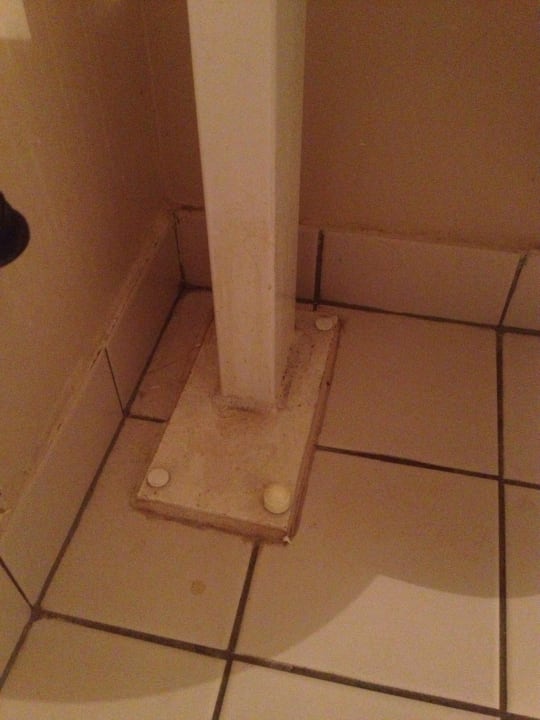 Unter dem Waschbecken Campanile Val de France