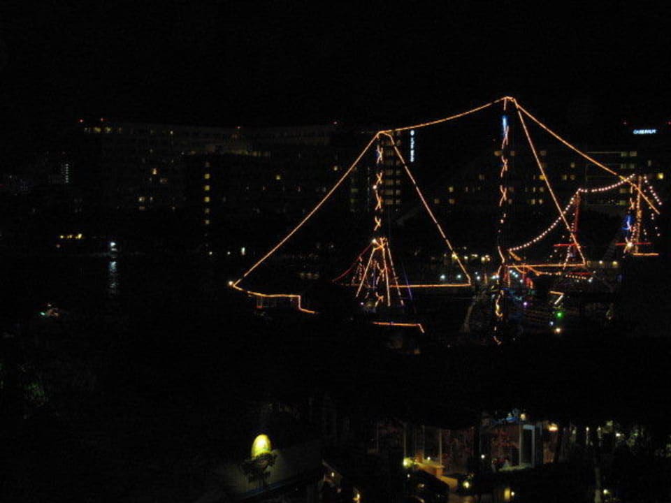 Widok nocą na statek przy plaży Occidental Costa Cancún