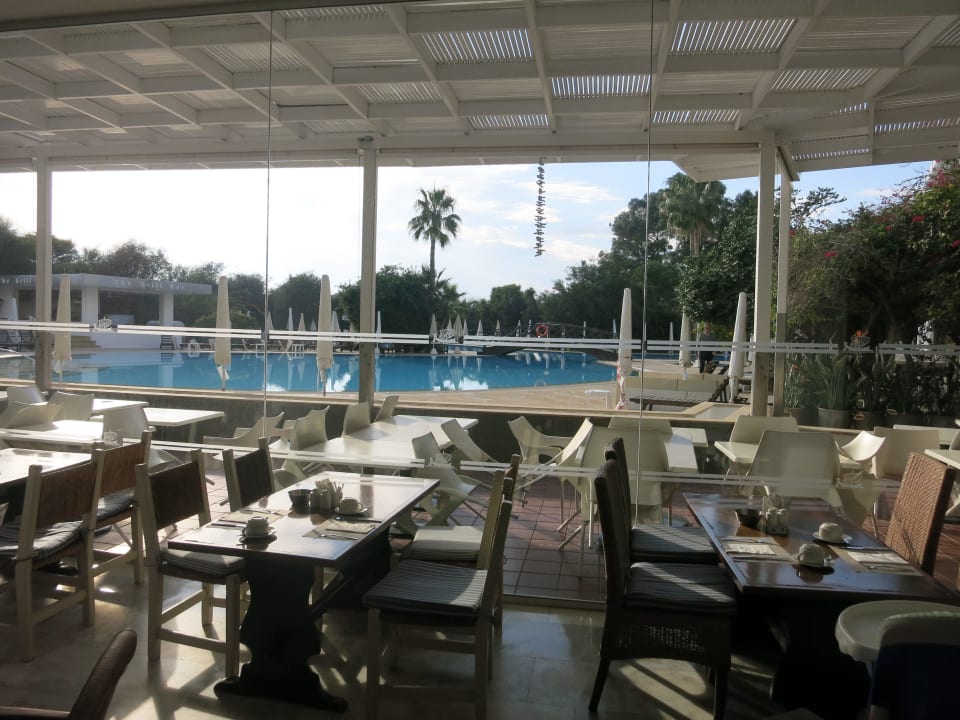 Frühstücken mit Blick auf den Pool Hotel Grecian Bay