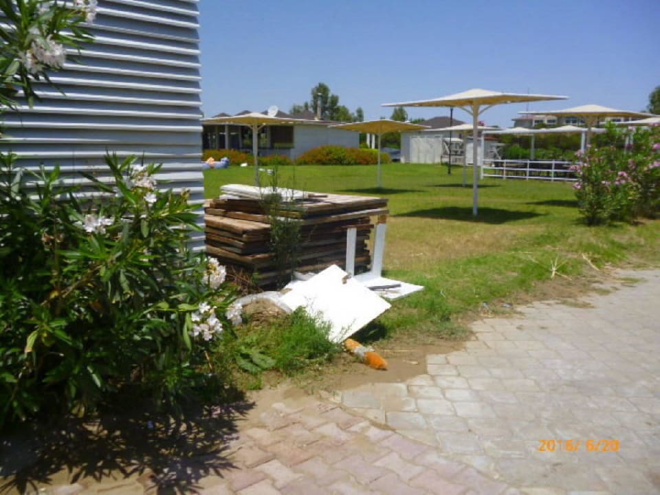 Sperrmüll hinter den Duschen Maya World Park Hotel