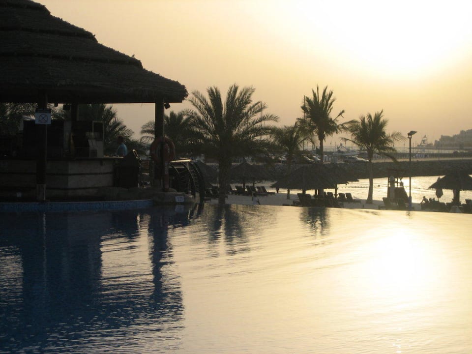 Sonnenuntergang Le Meridien Mina Seyahi Beach Resort & Waterpark