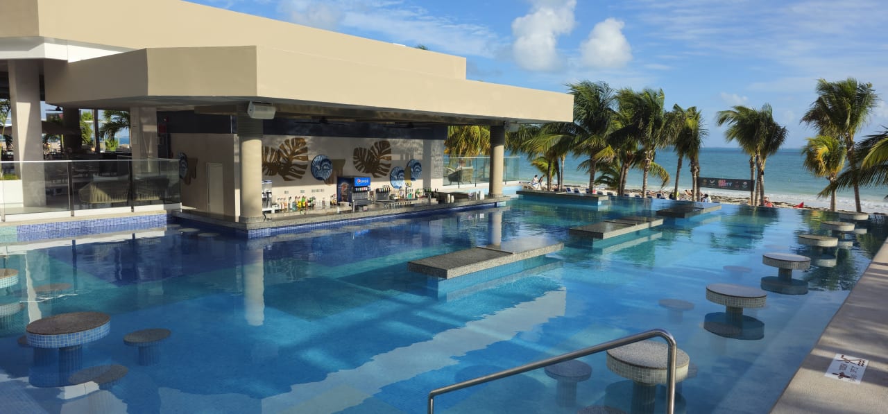 Pool Hotel Riu Caribe