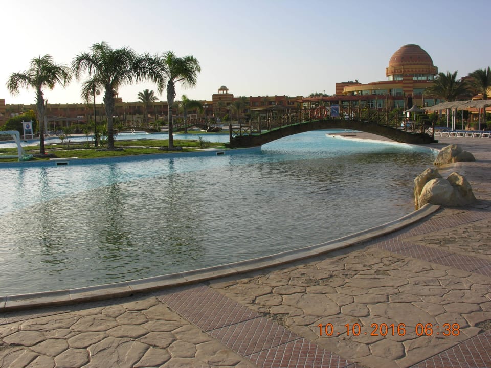 Budynek recepcji w tle Malikia Resort Abu Dabbab