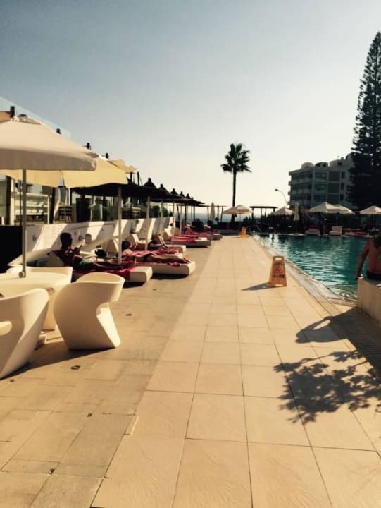 Pool mit Liegen Napa Mermaid Hotel & Suites