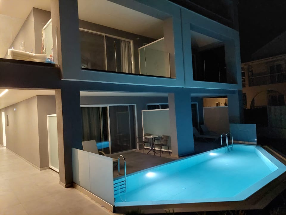 Zimmer Acharavi Beach Hotel