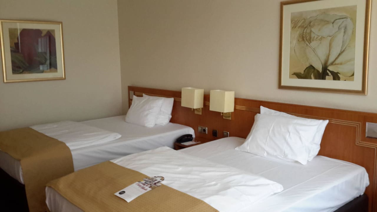 Super schöne große Betten Leonardo Hotel Köln Bonn Airport