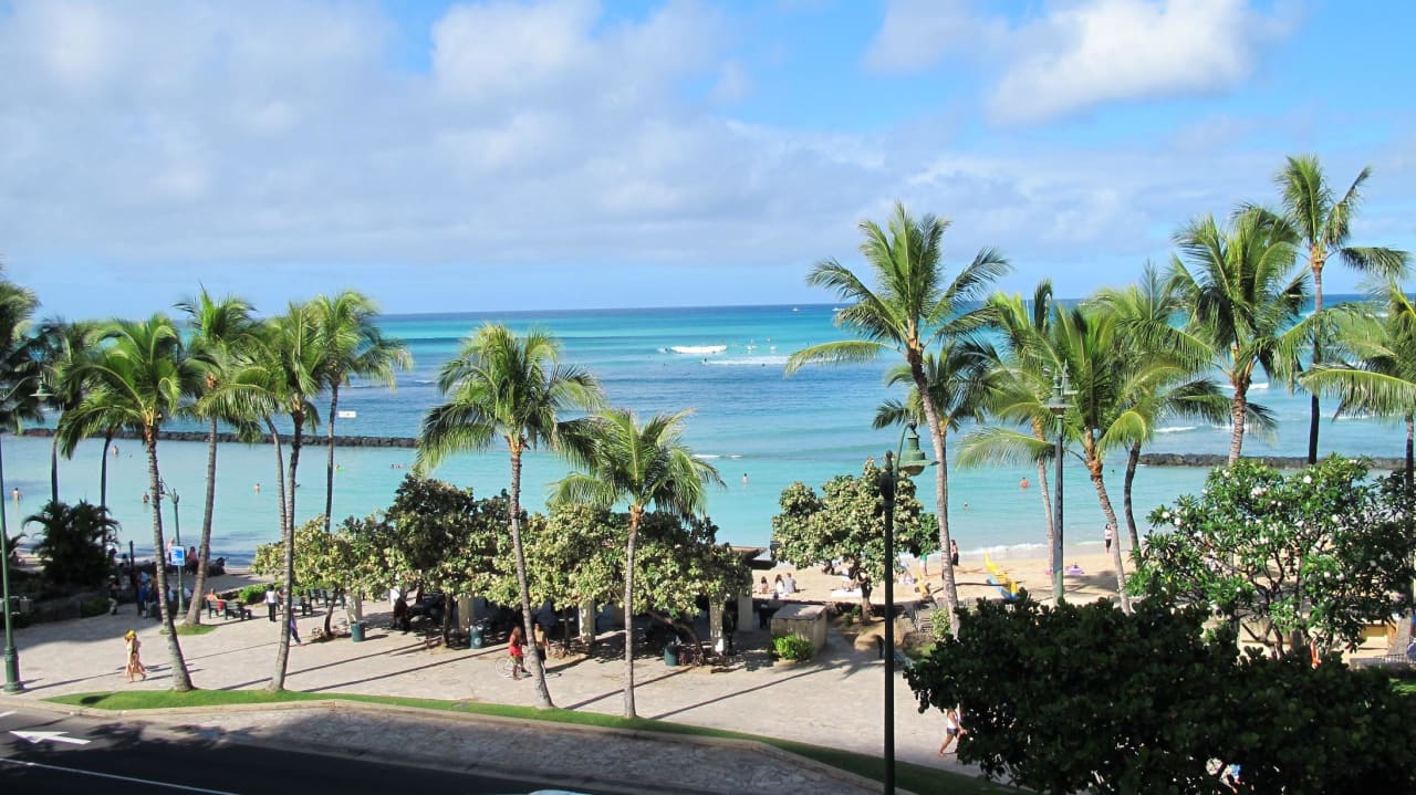 Blick auf den Kuhio Beach von unserem Balkon Hotel Aston Waikiki Circle