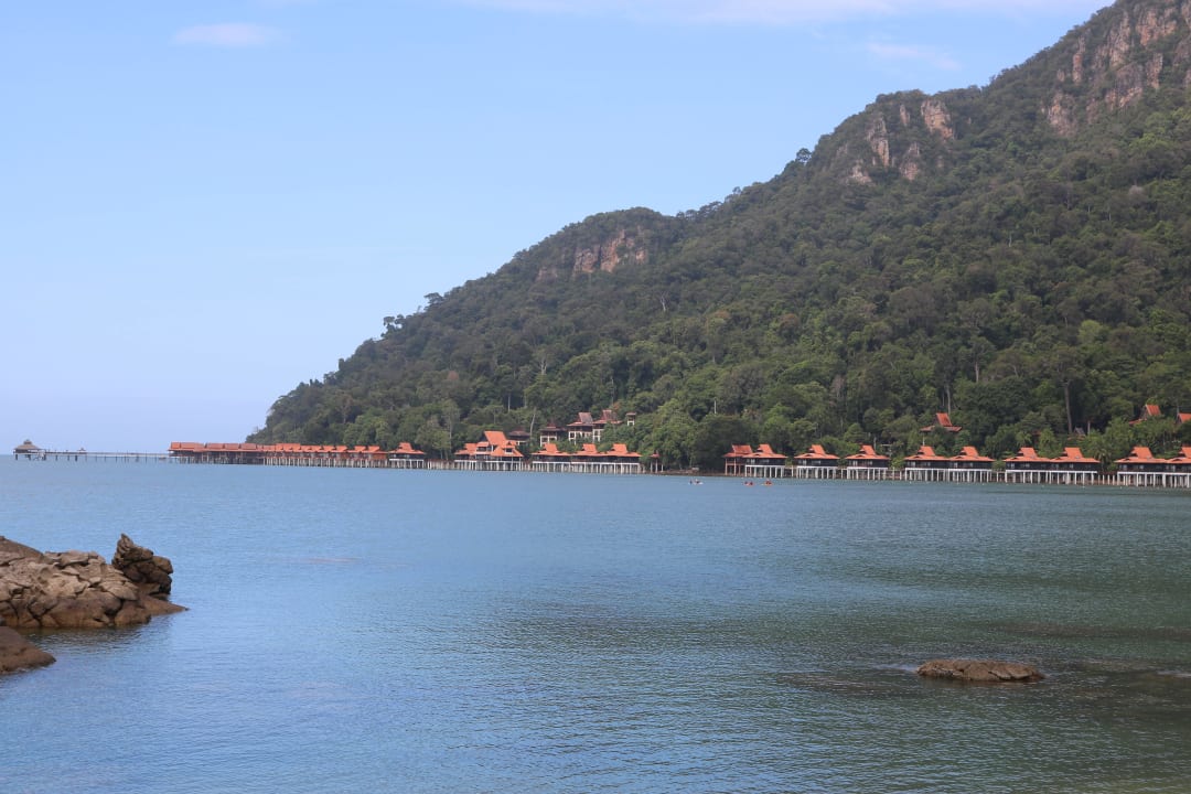 Aussicht vom Strand zu den Chalets im Meer Berjaya Langkawi Resort