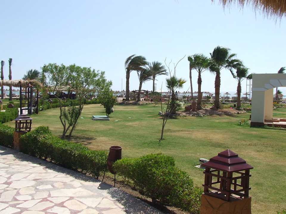 Hotel grounds Regency Plaza Aqua Park & Spa