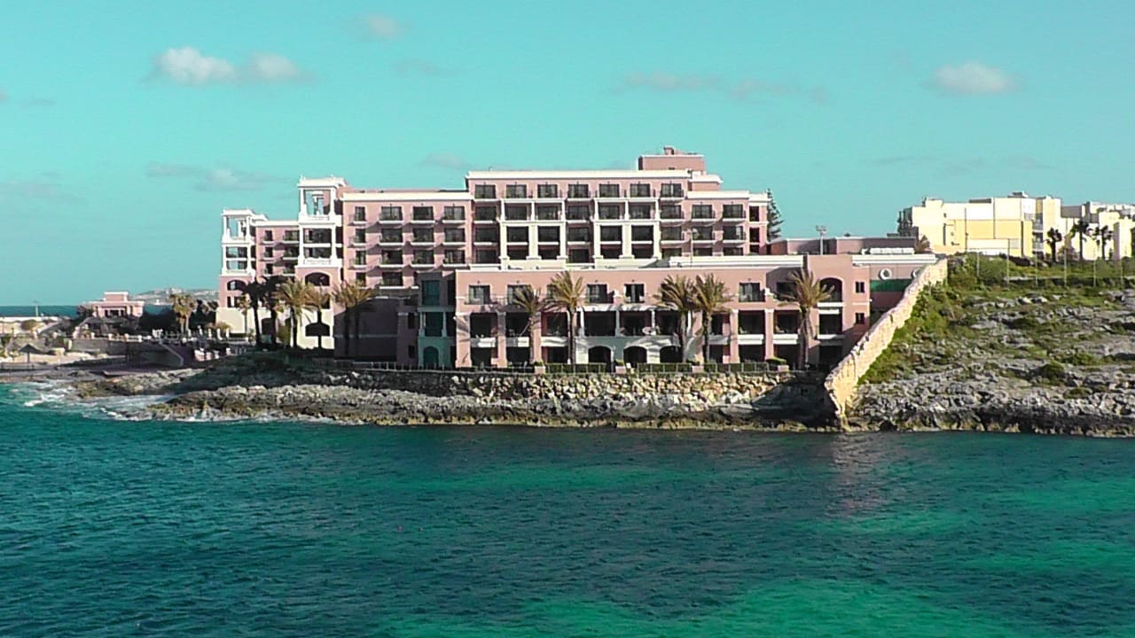 Vom Zimmerbalkon auf links gegenüber Verdi St George's Bay Marina