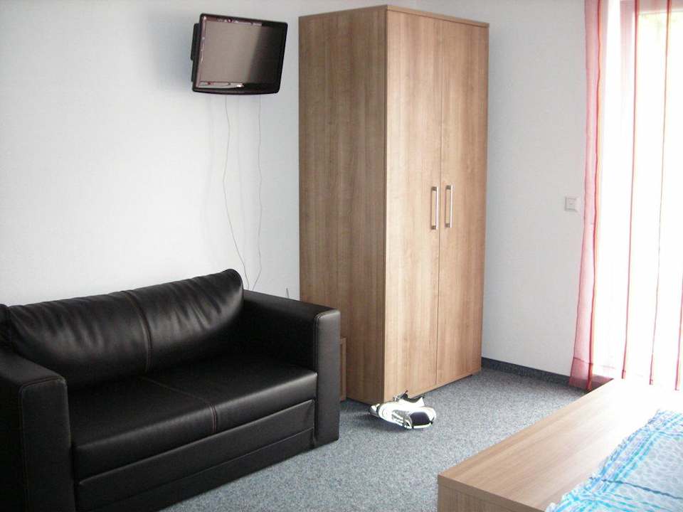 Couch, TV und Kleiderschrank Ferienwohnungen Am Grafenberg