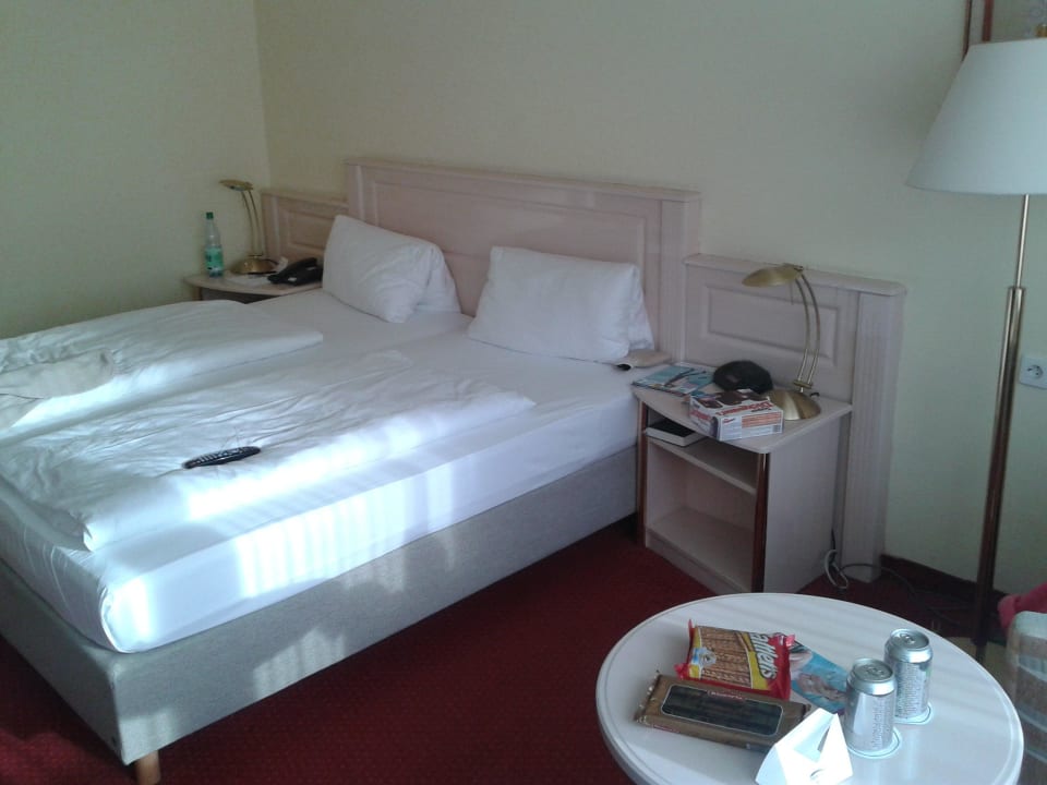 Zimmer nach morgendlicher Reinigung HYPERION Hotel Garmisch-Partenkirchen