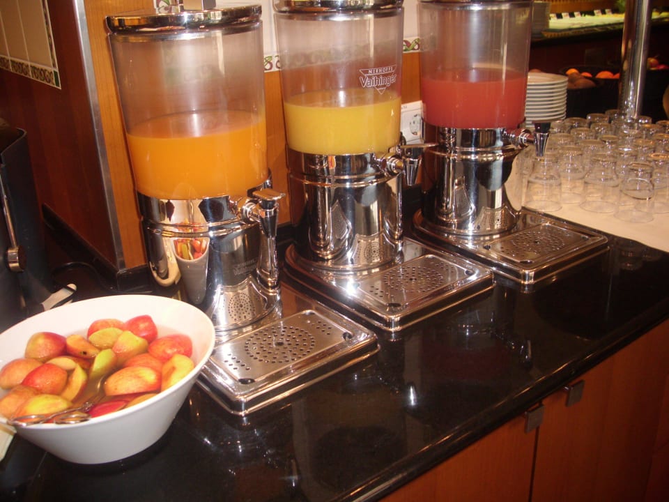 Teil vom Frühstücksbüffet Hotel Dorint Charlottenhof Halle