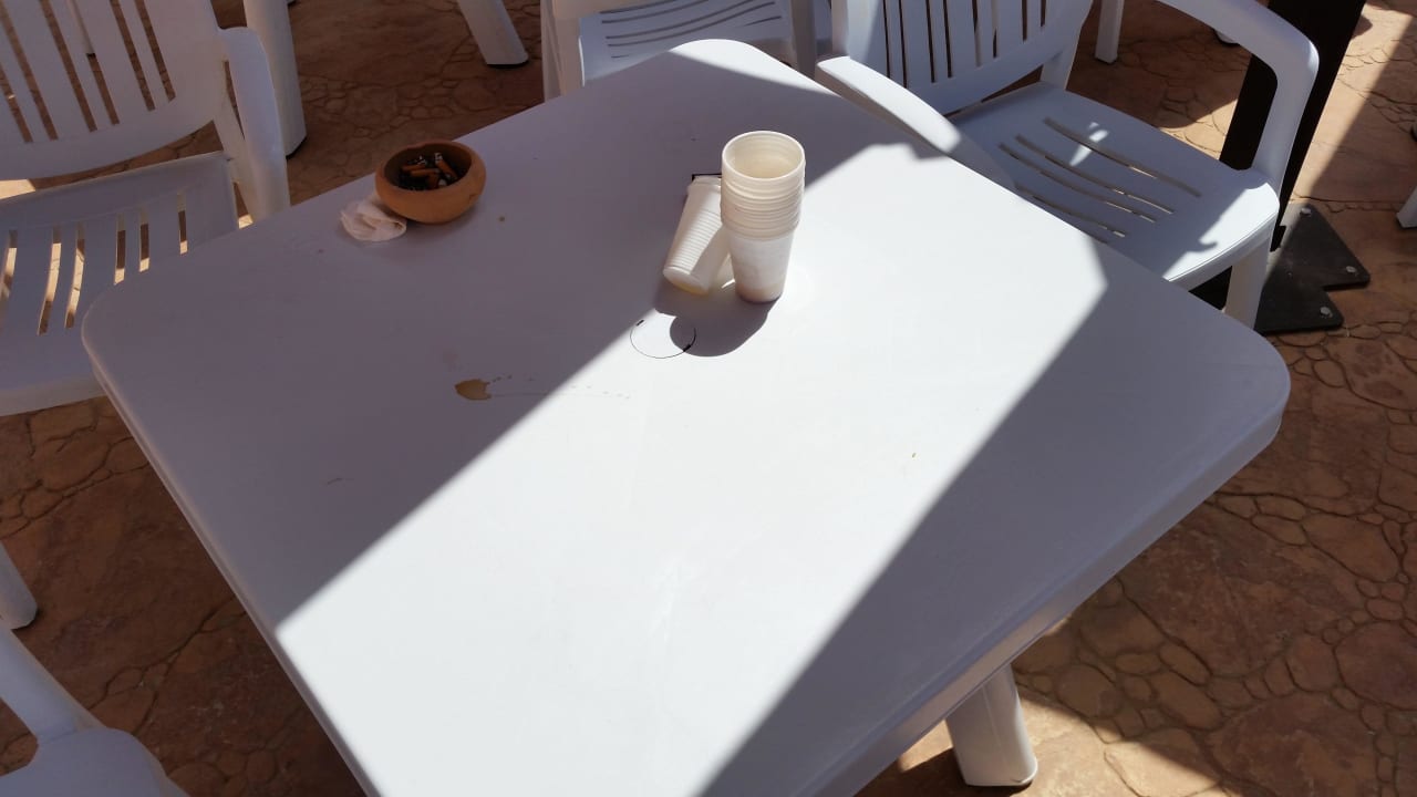 Schmutzige Tische werden nur auf Wunsch gewischt Lella Meriam Hotel & Club