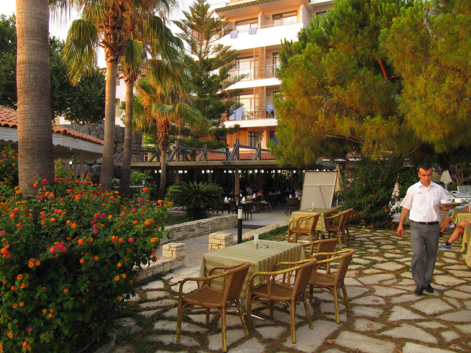 Ein toller Kellner! Trendy Side Beach Hotel - Adults only