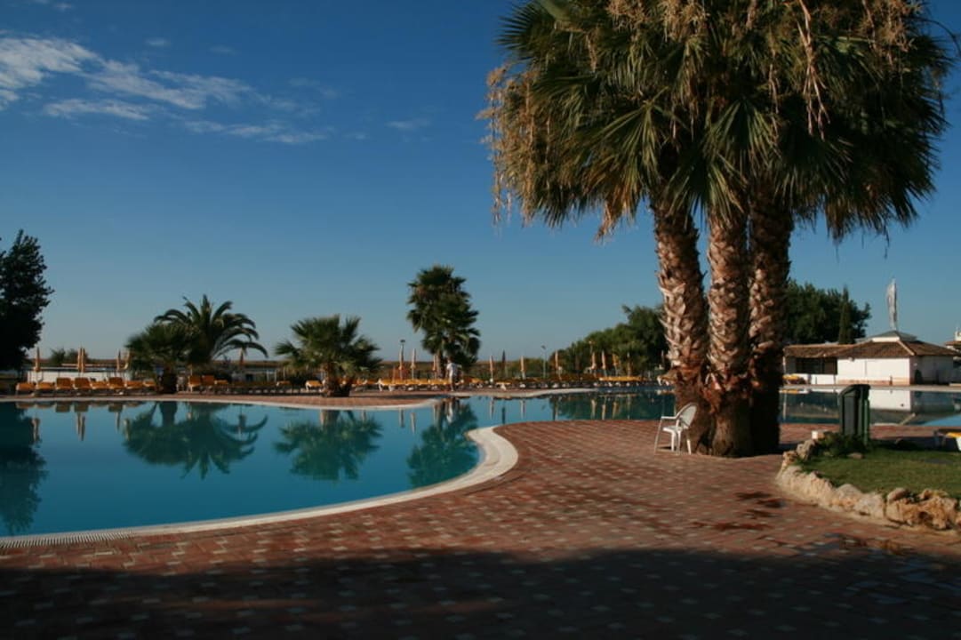 pool 4 Golden Club Cabanas