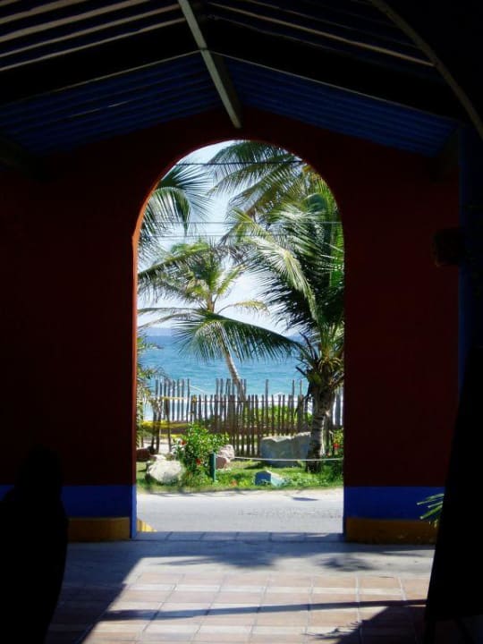 Blick von Lobbybar über die Straße zum Strand Hotel Flamenco Villas / Beach Club