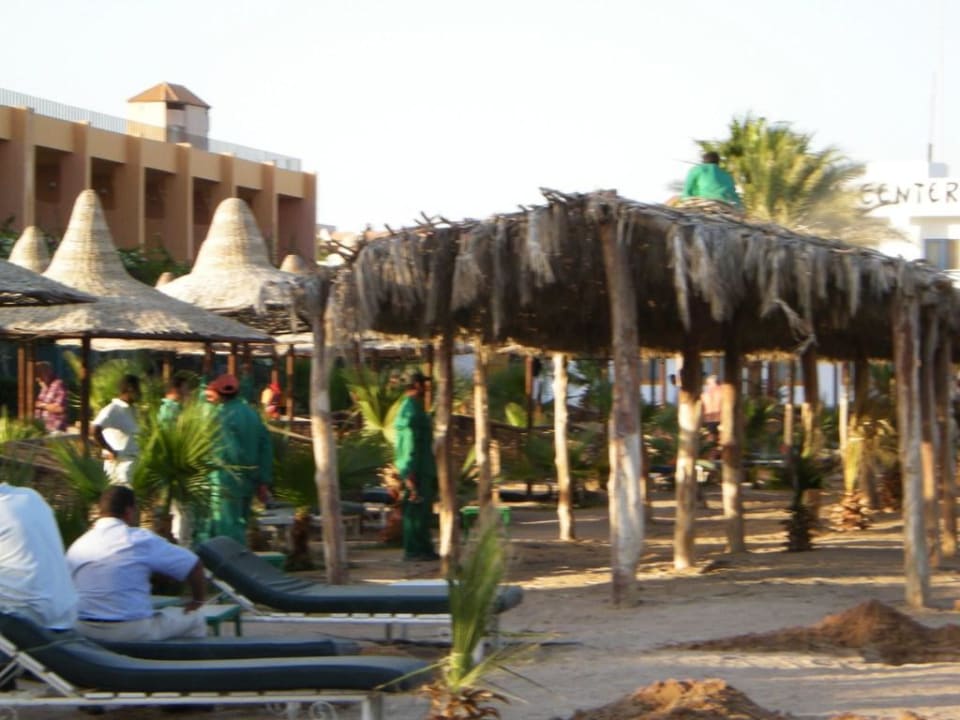 Abriss vom Palmdach Giftun Azur Resort