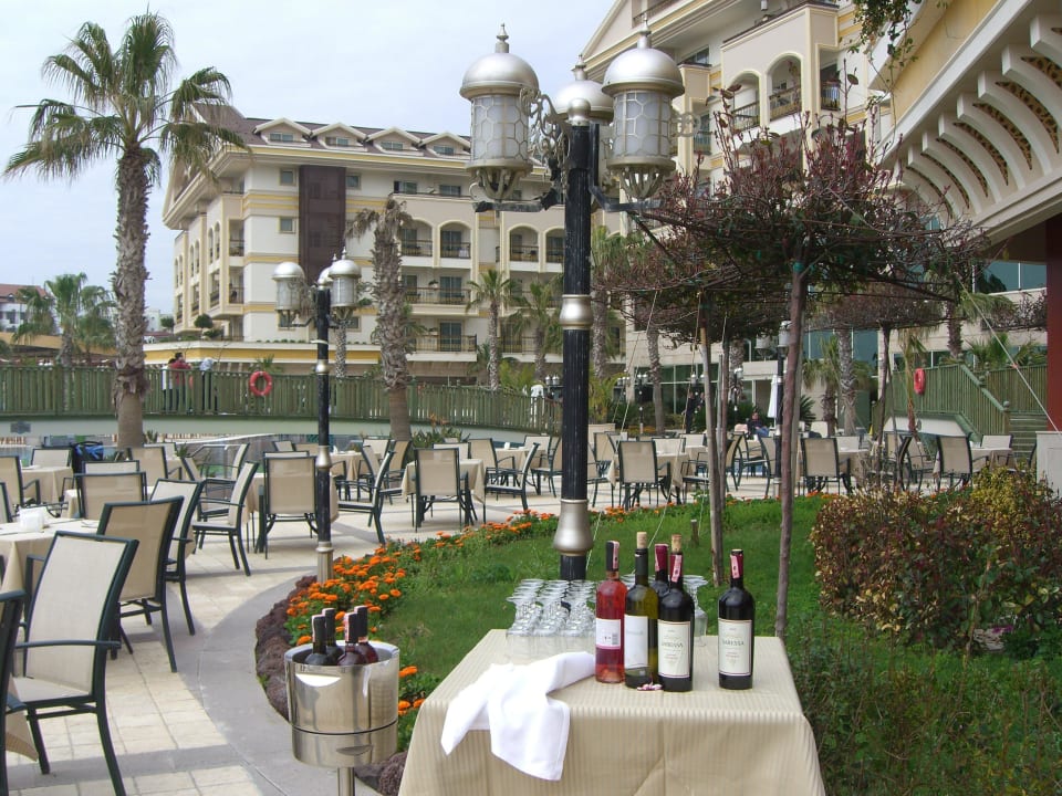 Barbecue am Pool Diamond Excellence Resort & Spa