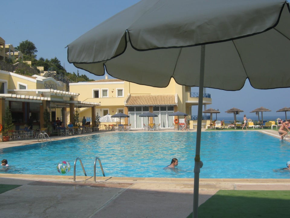 Pool Ithea Suites Hotel