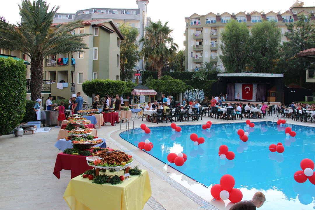 Субботний ужин около ресторана Hotel Gardenia Beach