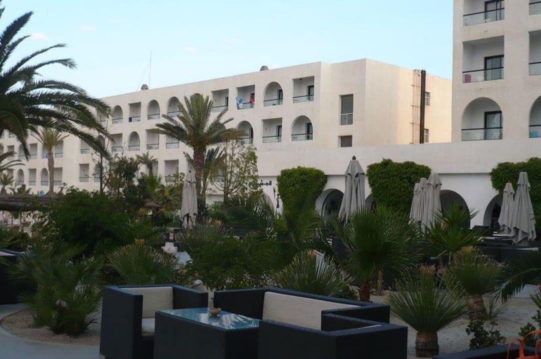 Terasa před bazénem Nozha Beach Resort & Spa